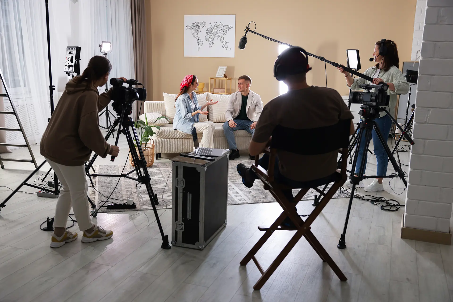 Team arbeitet in einem modernen Filmstudio.