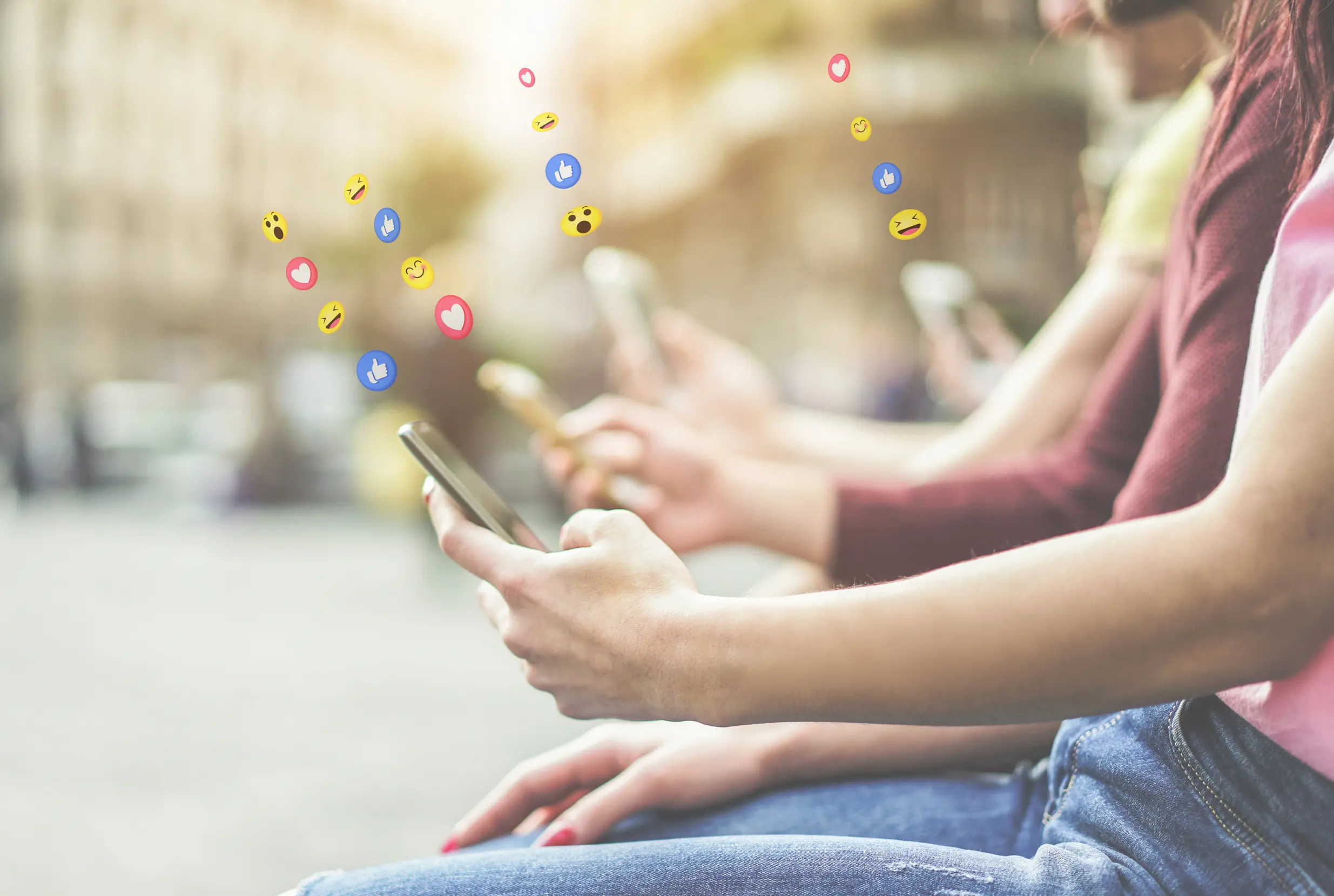 Gruppe junger Menschen mit Smartphones.