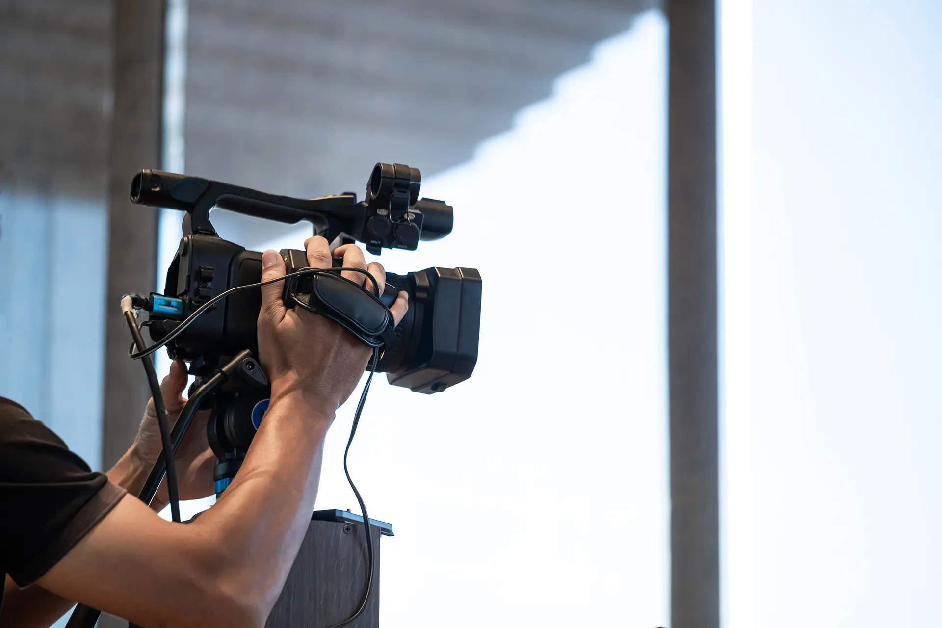 Videograph filmt mit seiner Kamera.